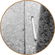 Видны сколы на стыке